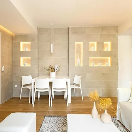 Serene City-center Penthouse In Prominent Location דירה *